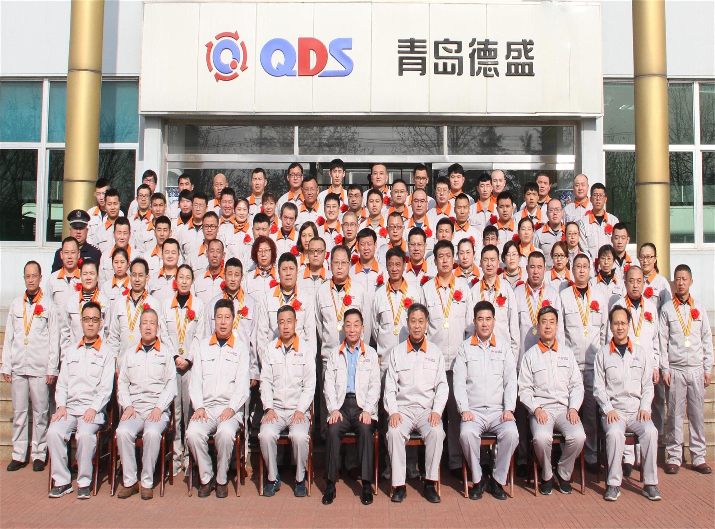 董事長(zhǎng)孫佩璋及全體高管與獲獎(jiǎng)員工、榮獲獎(jiǎng)牌員工合影